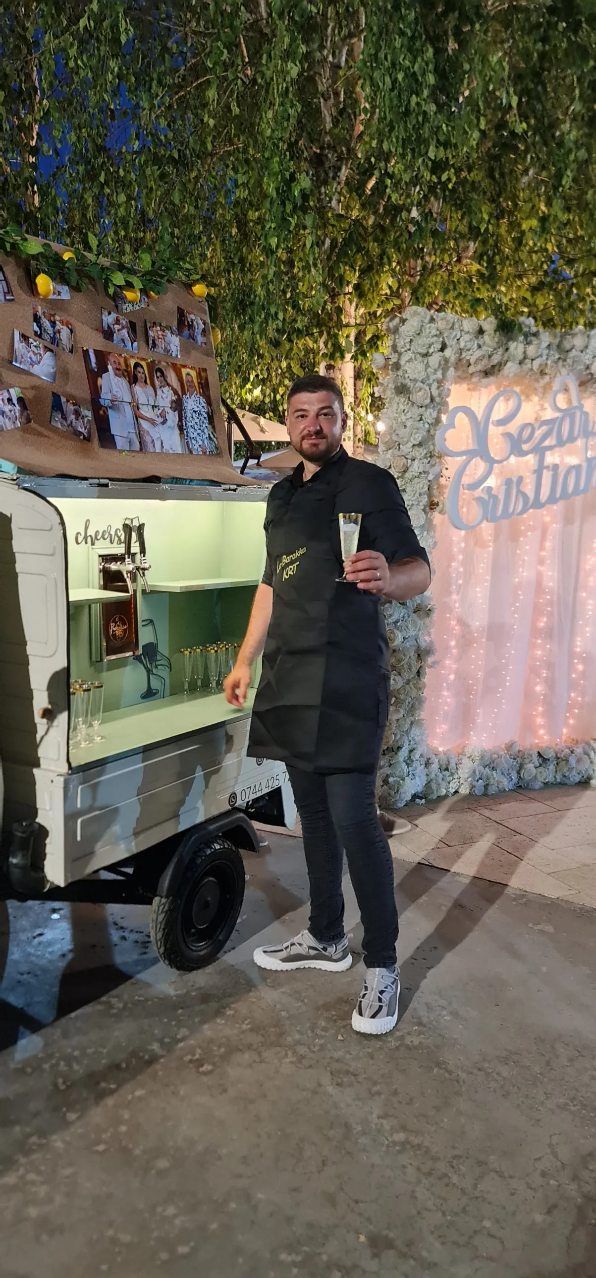 Barmanul Aeventis cu un pahar de prosecco la La Barakka KRT
