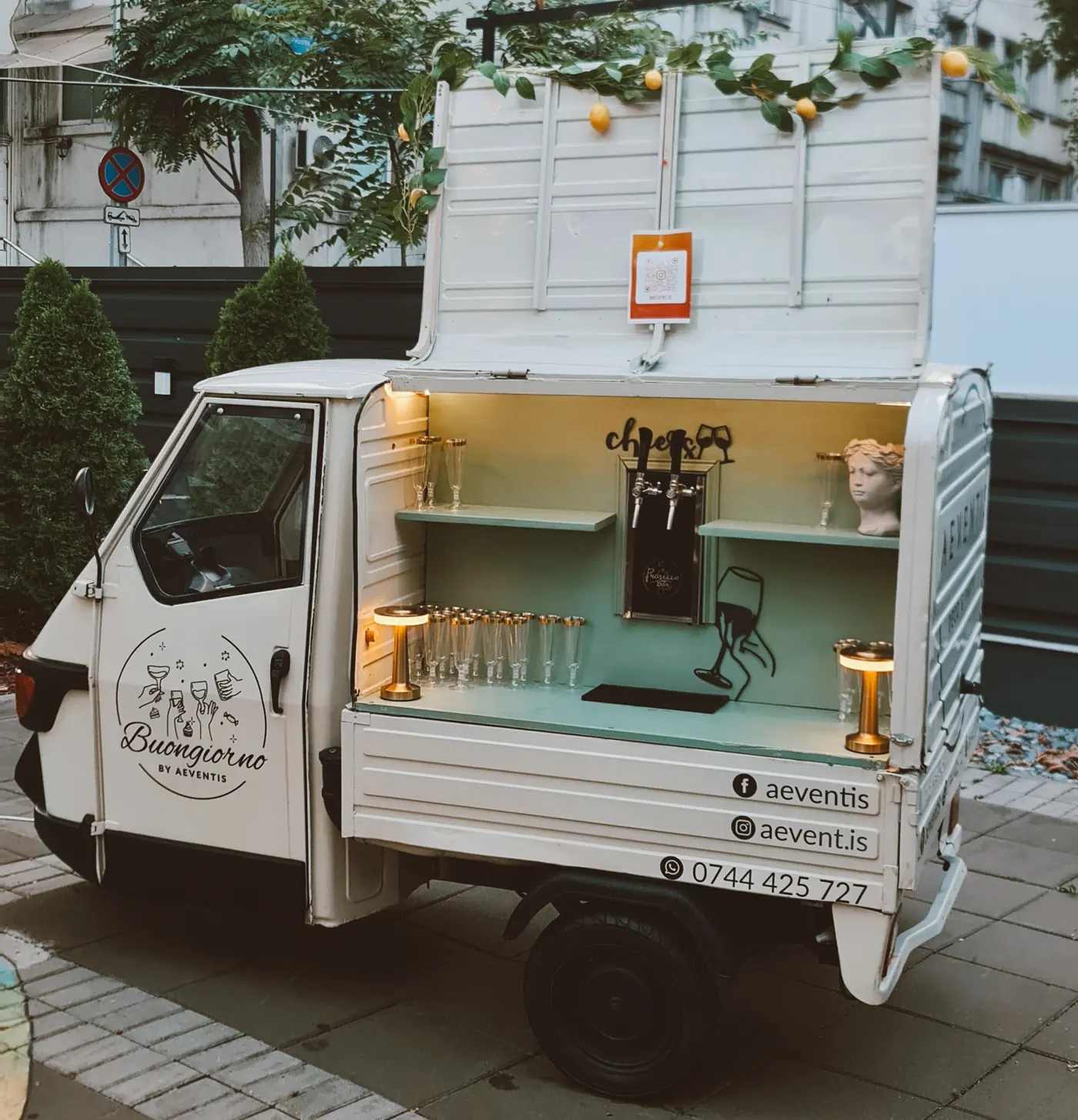Piaggio amenajat ca bar, cu rafturi, robinete de draft și lămpi