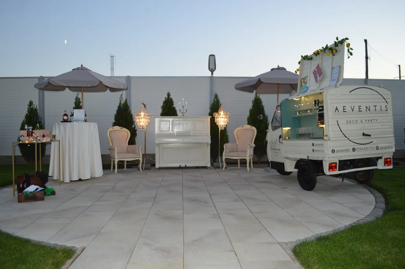 Buongiorno deschis într-un lounge în aer liber, la apus