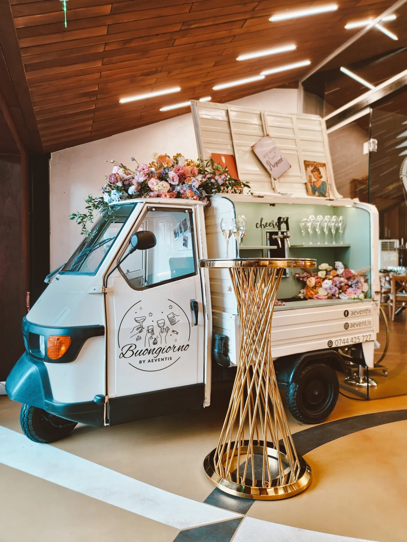 Buongiorno, Piaggio-ul prosecco bar, decorat cu flori la o nuntă