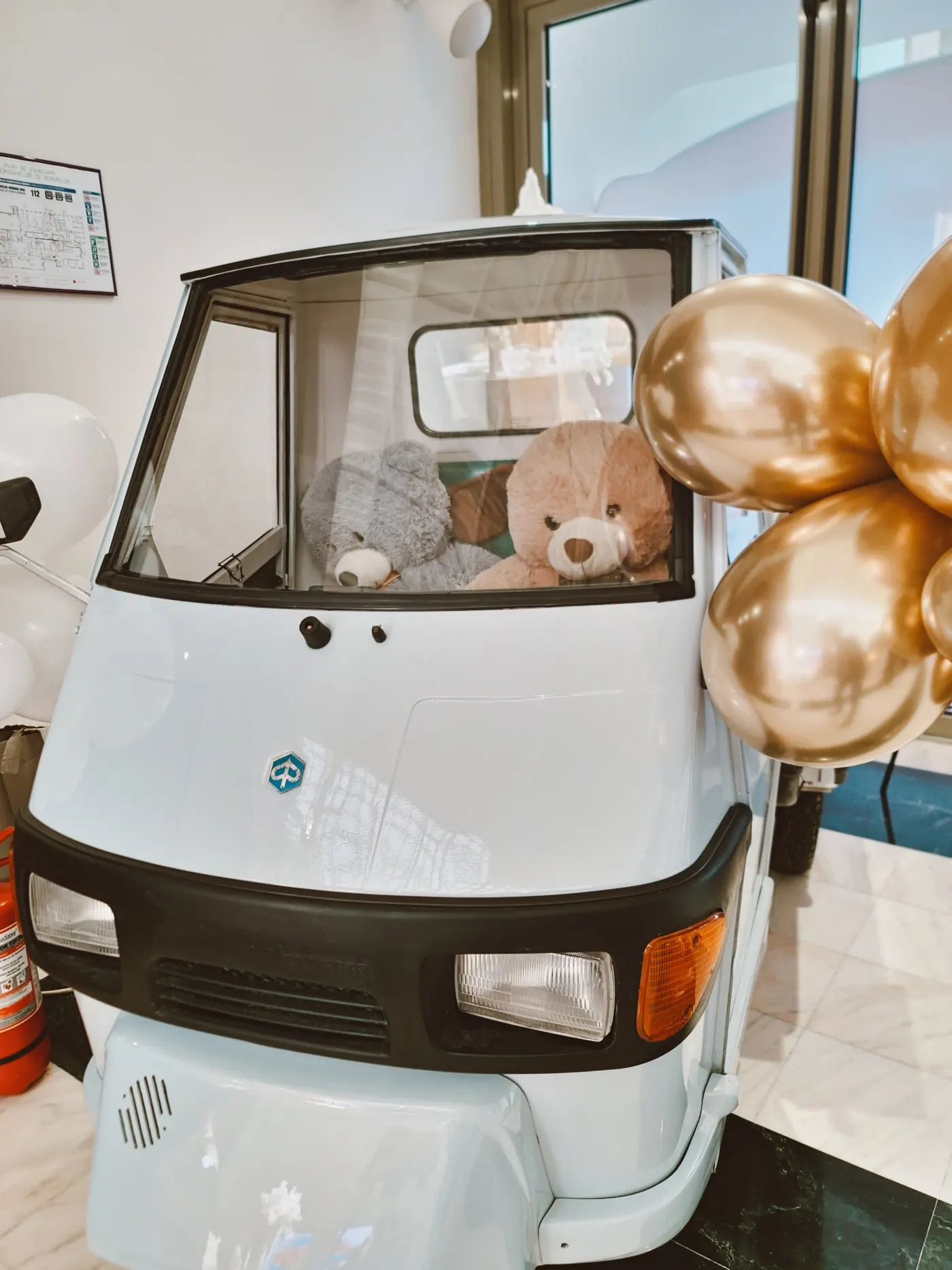 Piaggio decorat cu ursuleți și baloane aurii, colț foto la botez