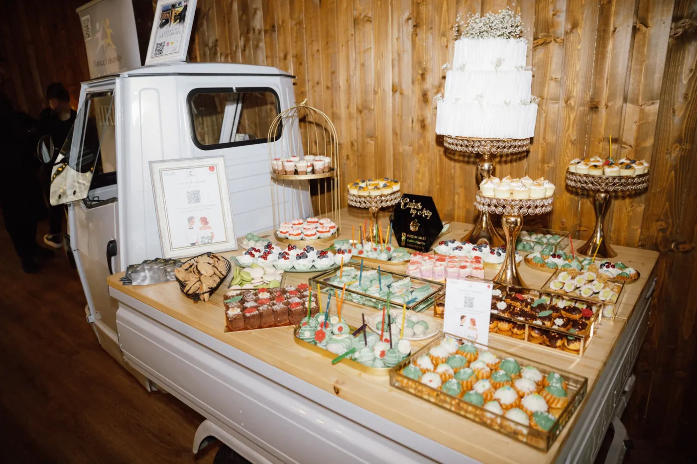Picollino ca stand de candy bar cu tort de nuntă